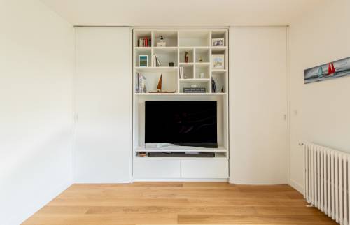 Bibliothèque sur mesure avec porte dissimulée à Paris 16e.