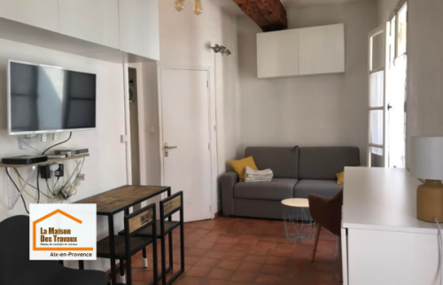 Rénovation énergétique d’un studio dans le centre historique d’Aix-en-Provence avec optimisation des volumes, amélioration du confort thermique et modernisation de la pièce de vie par La Maison Des Travaux Aix-en-Provence.