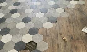 Carrelage imitation parquet avec insertion de carreaux hexagonaux divers gris