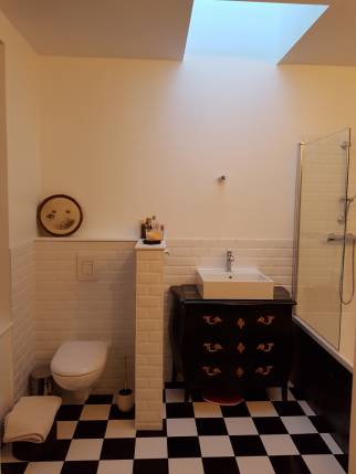 Salle de bain avec WC suspendu