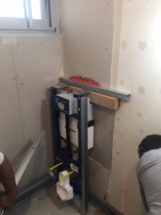 Travaux d'installation du WC suspendu dans une salle de bain en rénovation - Nantes (44200)