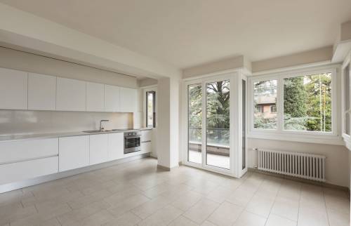 Cuisine design ouverte dans un appartement à Biarritz