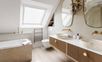 Rénovation salle de bain Bruz terminée avec carrelage effet pierre et mobilier en bois 