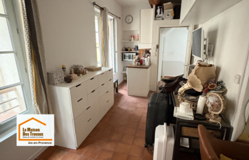 Vue avant travaux d’un studio ancien dans le centre historique d’Aix-en-Provence avant rénovation énergétique et amélioration du DPE réalisée avec La Maison Des Travaux Aix-en-Provence.
