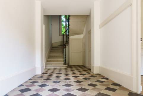 Ecully (69130) : rénovation d'un escalier en pierre / le hall d'entrée