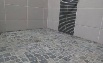 Revêtement du sol de la douche accès PMR à Aubière