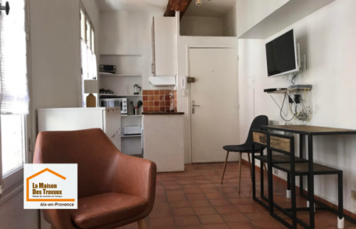 Création d’un espace salon chaleureux et fonctionnel dans un studio rénové à Aix-en-Provence avec optimisation des volumes, amélioration du confort thermique et rénovation intérieure moderne.