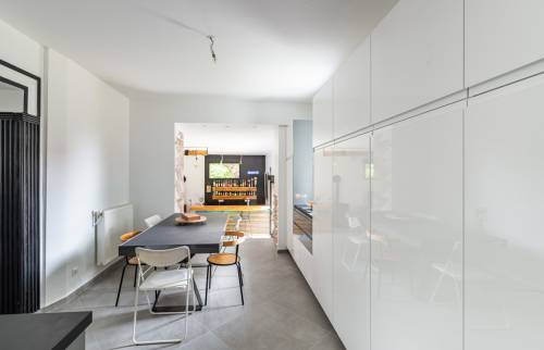 Vue sur le bar dans le salon