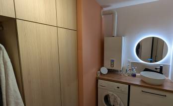 Placard sur mesure terminé – rangement fonctionnel et design dans la salle d’eau