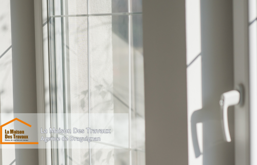 Ces nouvelles fenêtres en PVC à double vitrage gaz argon apportent un excellent niveau d'isolation, tout en conservant un charme authentique grâce aux croisillons intégrés.