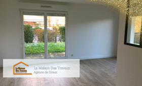 Le salon, avec ses murs fraîchement repeints en blanc et son parquet imitation bois clair, respire désormais la modernité et la luminosité. 