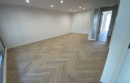 Salle de séjour moderne et lumineux parquet PVC La Maison Des Travaux Alès