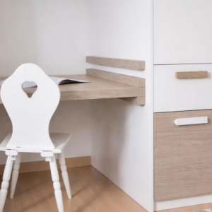 Détail mobilier bois et blanc chambre enfant esthétique sobre et fonctionnelle