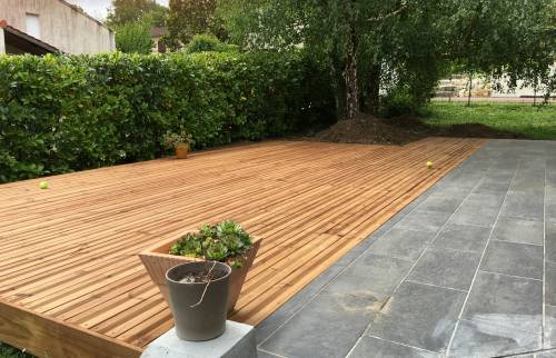 bois naturel pour cette terrasse proche de Toulon