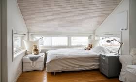 Chambre d'enfant sous combles - aménagement avec ouvertures sur mur pignon à Marines (95640)