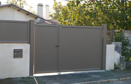Portail motorisé autoportant en alu revêtement gris clair ave portillon et grille de protection assortis- Cassis - 13260 - 