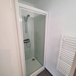Cabine de douche Kinédo dans la salle de bain du premier studio