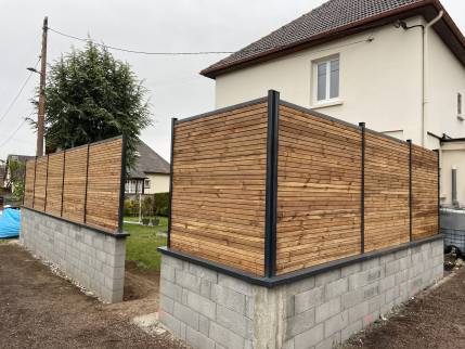 Travaux de pose de la clôture avant finition (Caen 14000)