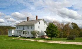 maison blanche avec un jardin vert