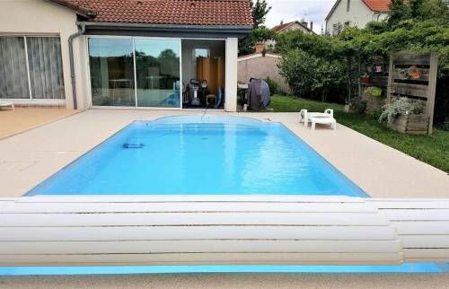 Terrasse et Plage de Piscine - Lyon / Décines