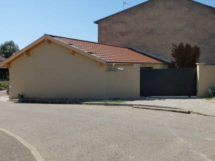 Réalisation d'un garage double avec portail coulissant, attenant à une maison existante, commune de l'ouest de Lyon : vue du garage côté rue