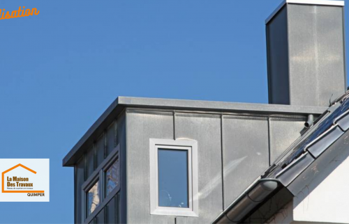 Surélévation de maison réalisée près de Quimper : création d’un nouvel étage pour gagner de l’espace sans empiéter sur le terrain. Un projet accompagné par Lucie Pouliquen, courtière en travaux.