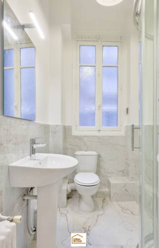 éclairage rénové dans la salle de bain