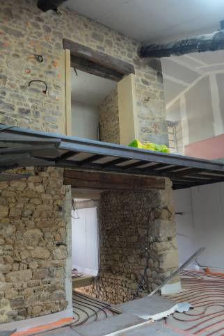 Travaux de maçonnerie et gros oeuvre, maison située dans les monts du lyonnais, ouest de Lyon