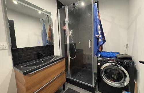 Salle de bain rénovée avec douche moderne par La Maison Des Travaux Bruz