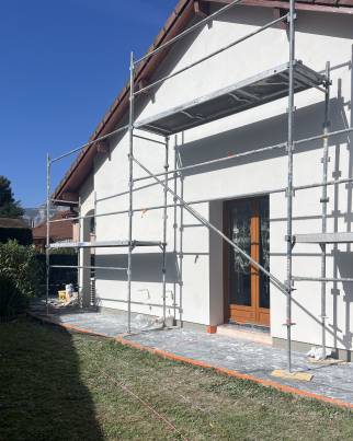 Chantier en cours : Les abords sont protégés pour assurer la propreté du chantier