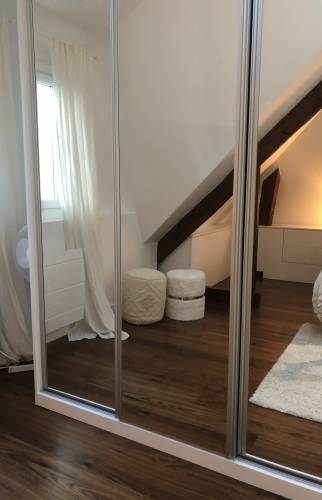 Installation de miroirs pour agrandir l'espace 