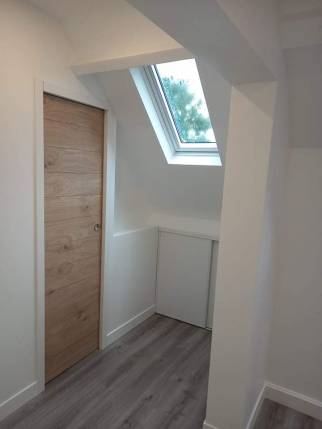 Pallier et porte à galandage de la salle de bain (Saint-Pierre-du-Perray 91280)