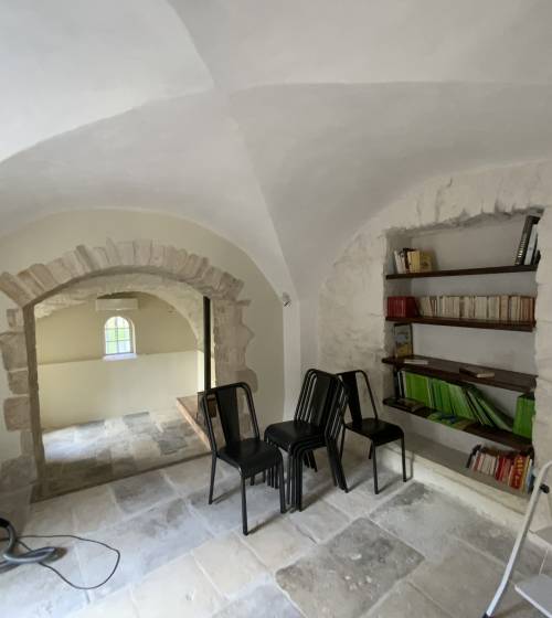 bibliothèque d'un mas rénové prés d'Alès 