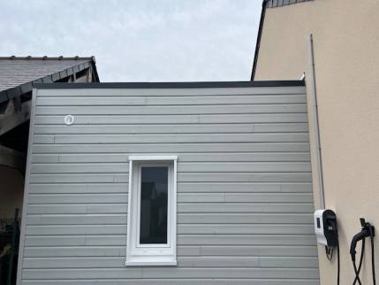 Nouvelle fenêtre de salle de bain après transformation d'une annexe en espace habitable - Nantes 44