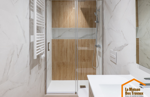 salle de bains moderne et lumineuse