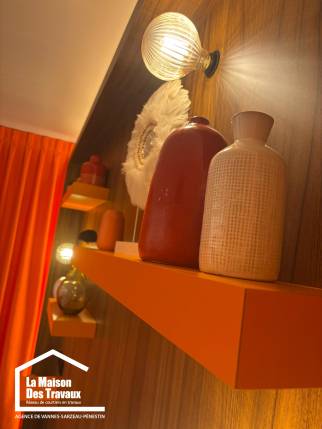 Étagères laquées orange fixées sur une paroi en bois pour une décoration de chambre dynamique.