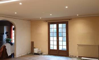 Pose d’un carrelage imitation parquet dans une grande pièce de vie en rénovation à Renage.