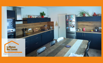 Nouvelle cuisine à Ste Bazeille : design bois et noir, implantation pratique et esthétique, rénovation signée La Maison Des Travaux Marmande.
