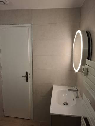 Rénovation de salle de bain avec meuble vasque et miroir LED - Meximieux 01800