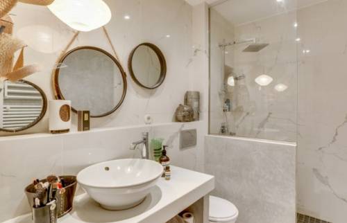 Salle de bain rénovée à Hyères avec douche à l’italienne, meuble vasque moderne et décoration épurée