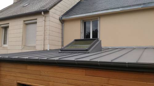 Couverture zinc et fenêtre de toit VELUX en puit de lumière