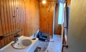 Avant travaux : ancienne salle de bain mal isolée à rénover entièrement dans une maison à Carvin (62).