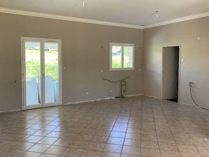 Neuville (69250) : rénovation intérieure avec création d'un sas d'entrée et nouvelle décoration du séjour et de la cuisine
