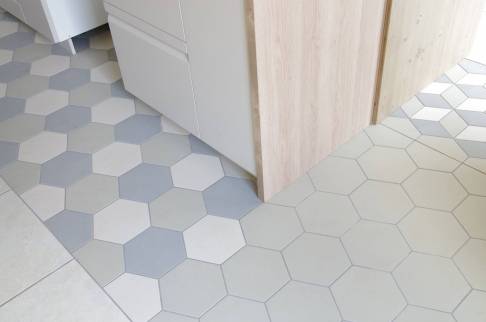 Rénovation de maison avec pose de revêtement de sol en carrelage décoratif -  Lattes (34970)