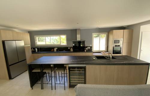 Cuisine ouverte moderne La Maison Des Travaux Alès