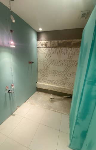 Préparation murs de salle de bain avant pose des éléments sanitaires 