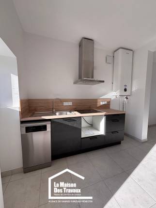 Cuisine contemporaine fonctionnelle dans une maison rénovée du Morbihan