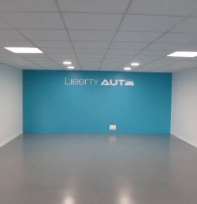 Rénovation d’un local professionnel aux couleurs d’une enseigne automobile dans l’Aube après