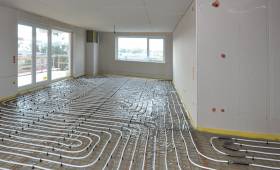 Préparation du sol pour une installation de chauffage moderne.