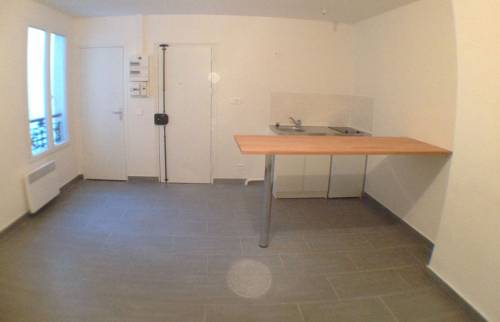 Cuisine avec vue sur l'entrée